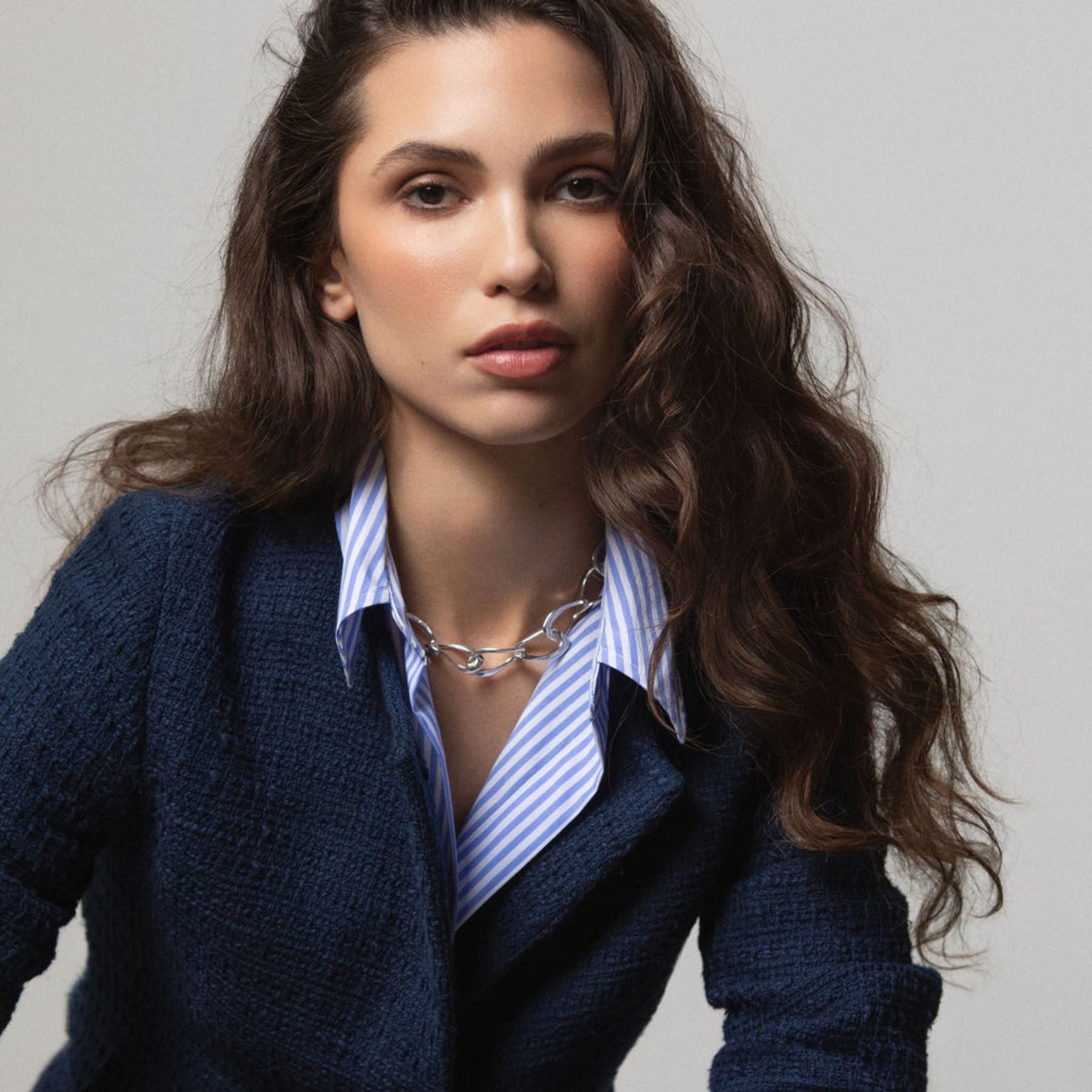 Model wearing a chunky silver chain necklace.