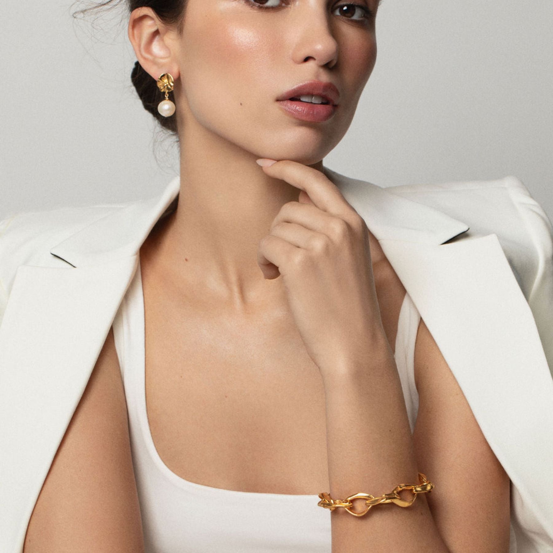 Model wearing Abstract chunky chain bracelet with a toggle clasp in 18k gold vermeil.