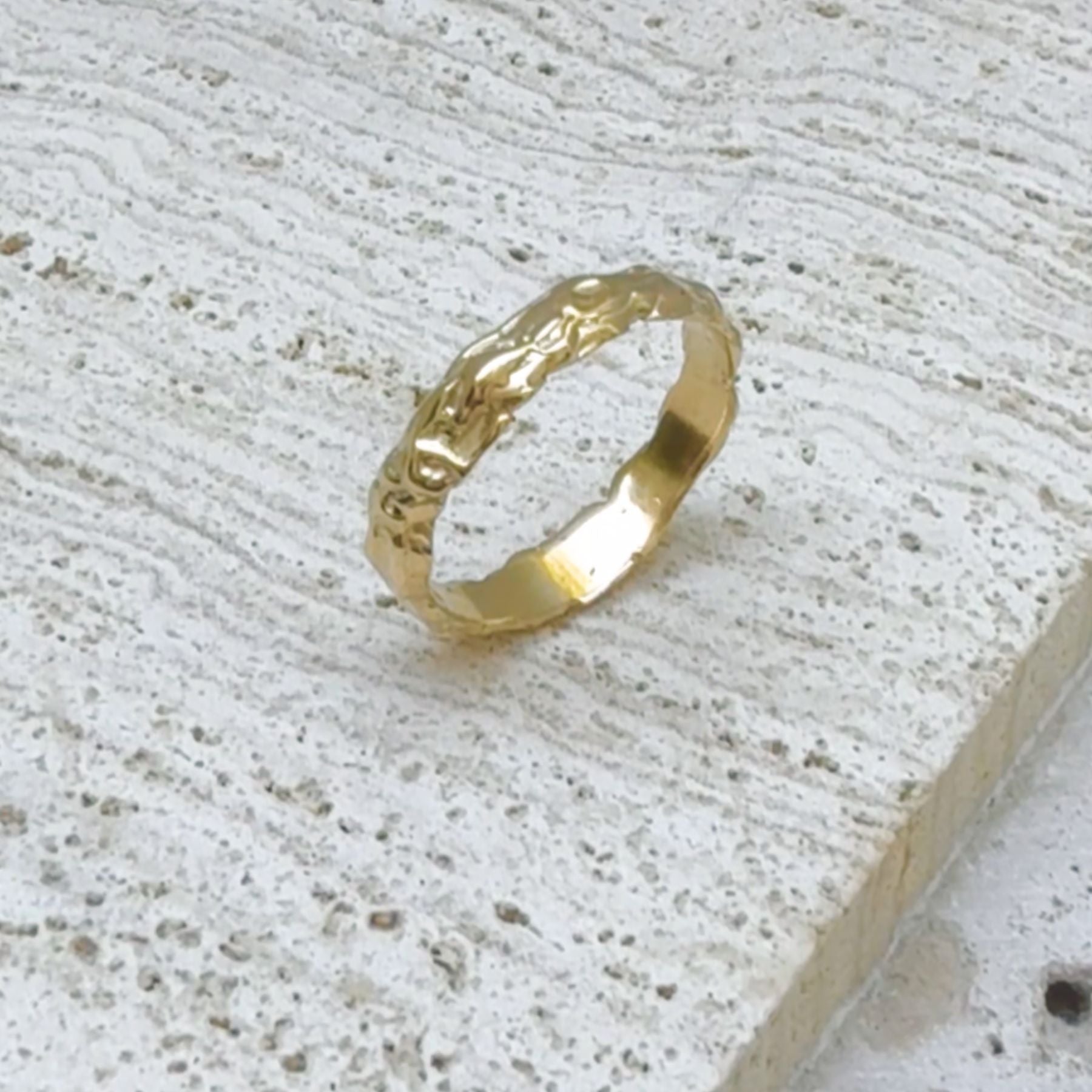 Alix band in 3mm width and 10ky gold
