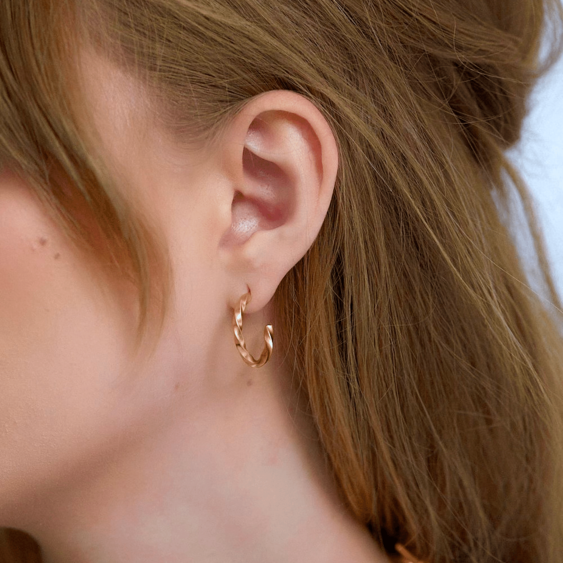 Twisted small hoop earrings in 18k gold vermeil.