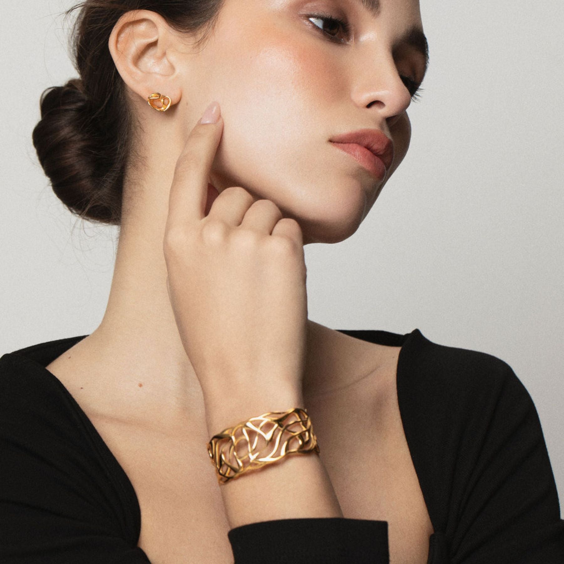 Model wearing Elegantly fluid cuff bracelet in 18k gold vermeil.